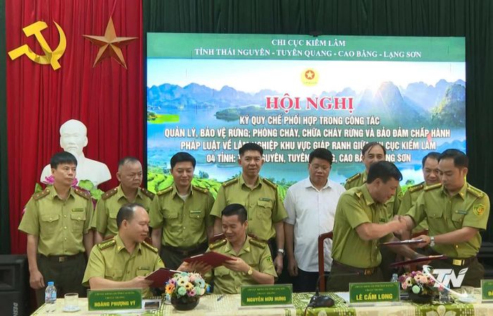 Đại diện lực lượng Kiểm lâm 4 tỉnh Thái Nguyên, Tuyên Quang, Cao Bằng và Lạng Sơn ký kết Quy chế phối hợp trong quản lý, bảo vệ rừng và thực thi pháp luật về lâm nghiệp.