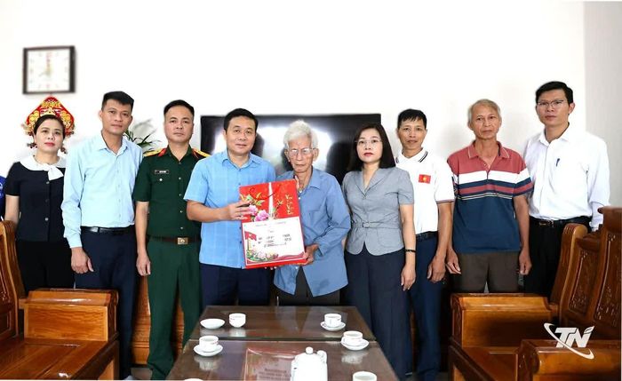 Đại diện chính quyền xã Phú Bình tặng quà ông Văn Tất Sử, nạn nhân chất độc da cam, hiện đã ngoài 90 tuổi