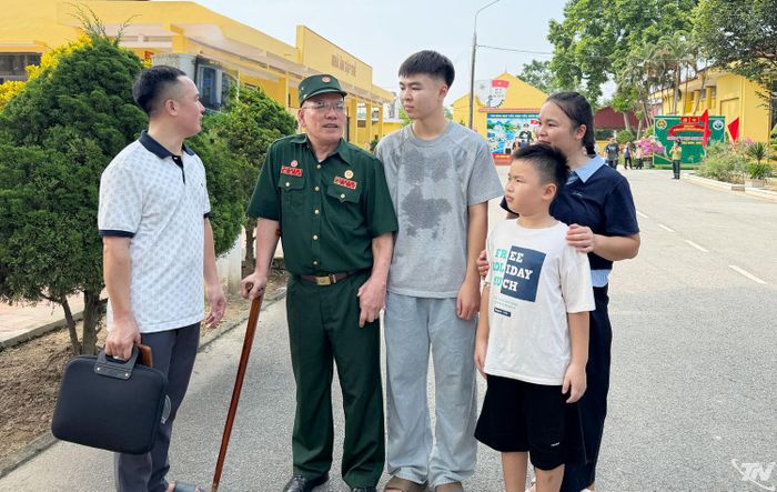 Học sinh cùng người thân có mặt tại Trường Thiếu sinh quân miền Bắc trong ngày nhập học khóa đầu tiên.