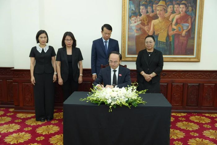 Đồng chí Nguyễn Đăng Bình, Phó Bí thư Thường trực Tỉnh ủy, Trưởng Đoàn ĐBQH tỉnh Thái Nguyên ghi sổ tang tại Đại sứ quán Lào.