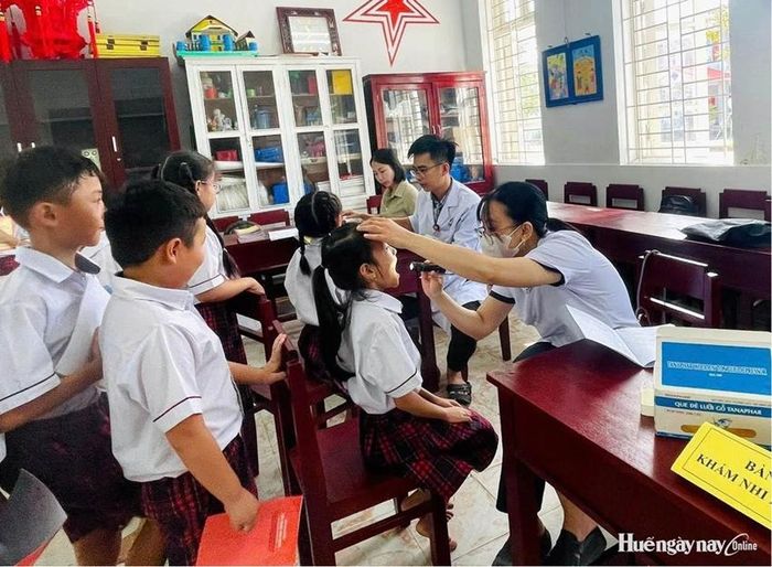 Khám sức khỏe cho học sinh tiểu học. Ảnh: Minh Hiền