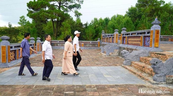 Đoàn ĐBQH thành phố khảo sát thực địa tại Dự án Bảo tồn, tu bổ và phát huy giá trị tổng thể di tích lăng Vua Thiệu Trị.