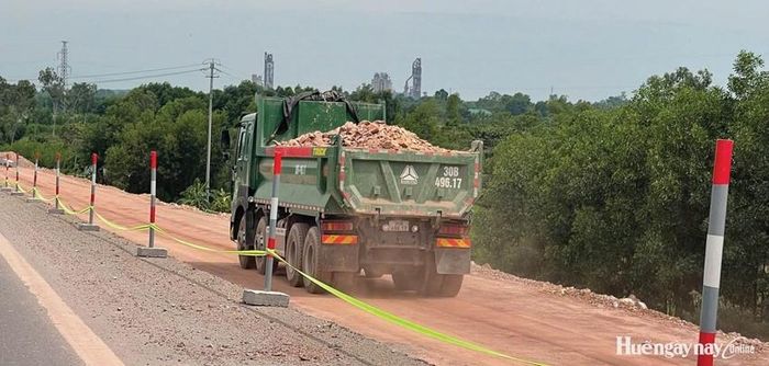 Việc đắp nền đường đang triển khai trên nhiều đoạn tuyến của cao tốc Cam Lộ - La Sơn.