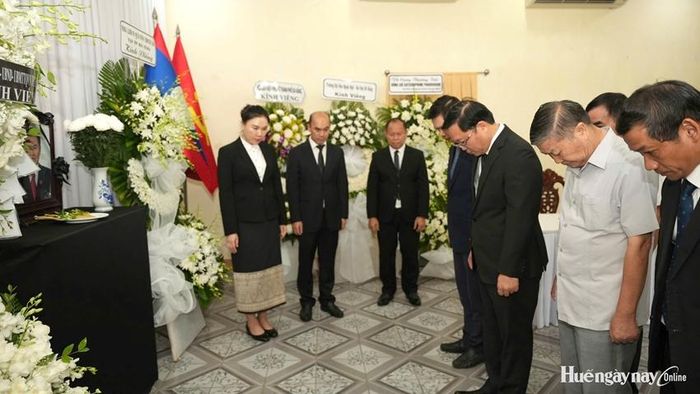 Phó Bí thư Thành ủy, Chủ tịch UBND thành phố Lê Trí Thanh cùng đoàn đại biểu dành phút mặc niệm tưởng nhớ Chủ tịch Quốc hội Lào Xaysomphone Phomvihane.