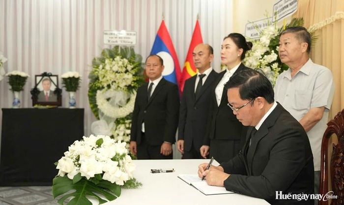 Phó Bí thư Thành ủy, Chủ tịch UBND thành phố Lê Trí Thanh ghi sổ tang, bày tỏ niềm tiếc thương trước sự ra đi của Chủ tịch Quốc hội Lào Xaysomphone Phomvihane.