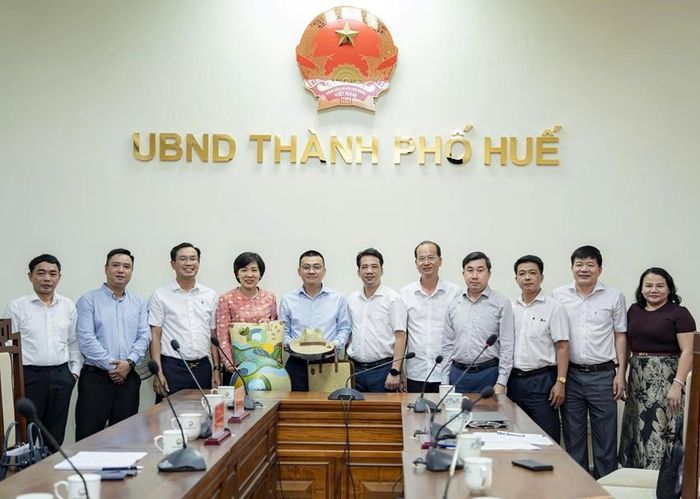 Lãnh đại thành phố chụp ảnh lưu niệm với 2 đại sứ tại buổi làm việc.