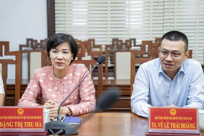 Đại sứ Đặng Thị Thu Hà và Đại sứ Vũ Lê Thái Hoàng trao đổi các nội dung tại buổi làm việc.