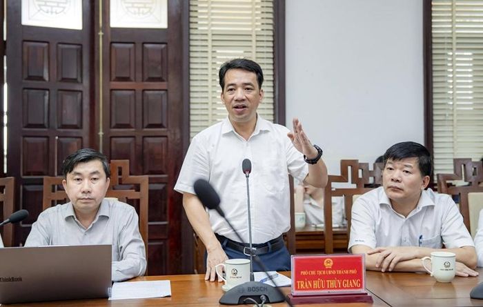 Phó Chủ tịch UBND thành phố Trần Hữu Thùy Giang phát biểu tại buổi làm việc.