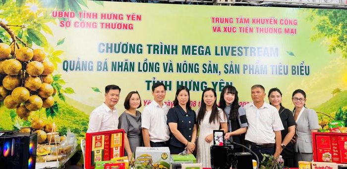  Lãnh đạo Sở Công Thương tỉnh Hưng Yên cùng Đại diện eComDX tại gian hàng livestream quảng bá nhãn lồng 