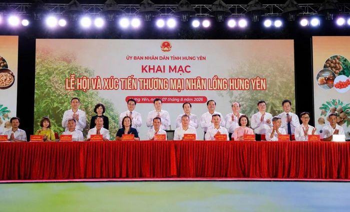  Lễ ký kết hợp đồng tiêu thụ sản phẩm nhãn giữa các hợp tác xã, nhà vườn lớn và các doanh nghiệp tiêu thụ trong nước và xuất khẩu, nhằm thúc đẩy đầu ra bền vững cho sản phẩm nhãn lồng Hưng Yên 