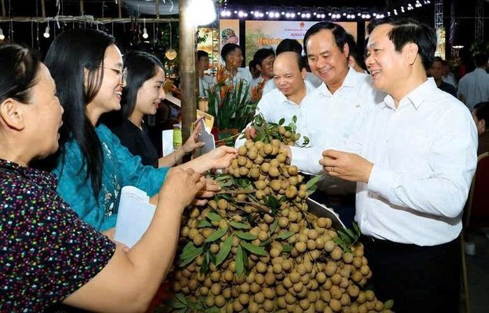 Ủy viên Ban Chấp hành Trung ương Đảng, Bí thư Tỉnh ủy Phạm Quang Ngọc và các đại biểu tham quan các gian trưng bày nhãn 