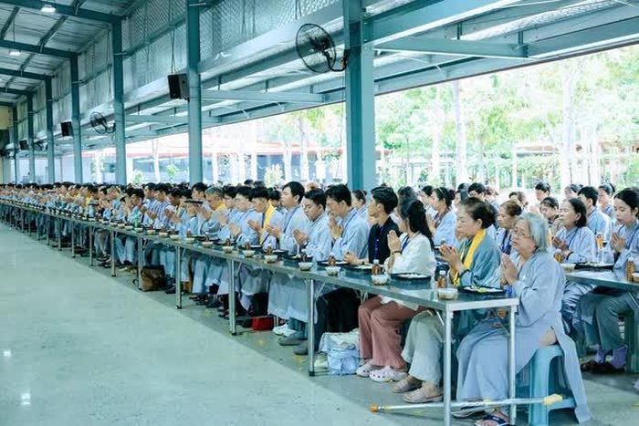Thọ trai trong chánh niệm