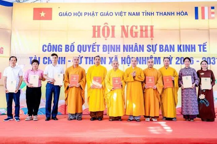 Trao quyết định chuẩn y nhân sự đến Ban Kinh tế Tài chính - Từ thiện xã hội GHPGVN tỉnh Thanh Hóa nhiệm kỳ 2026-2031 - Ảnh: Đức Hòe