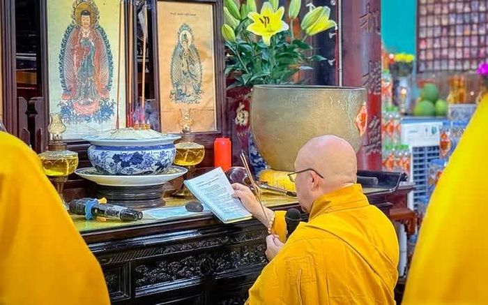 Thượng tọa Thích Chơn Trí, Phó Trưởng ban Thường trực Ban Trị sự GHPGVN tỉnh đồng Tháp, trụ trì tổ đình Phước Hưng chủ trì khóa lễ 