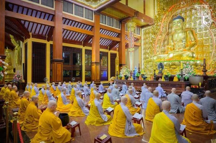 Đại chúng miên mật trong thời khóa hành trì tại đại hùng bảo điện