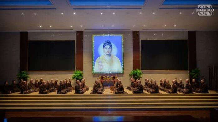Toàn cảnh đại chúng tịnh toạ trước giờ chỉ tịnh tại hội trường Việt Nam Quốc Tự