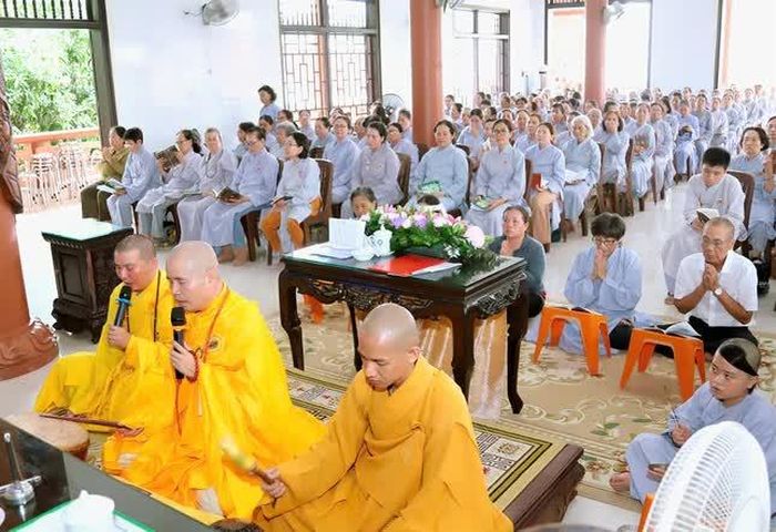 Thượng tọa Thích Nguyên Huấn hướng dẫn đại chúng tụng kinh