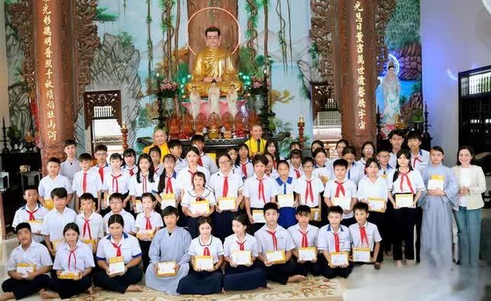 Tặng học bổng đến các em học sinh có hoàn cảnh khó khăn đạt thành tích học tập xuất sắc trong năm học 2025-2026