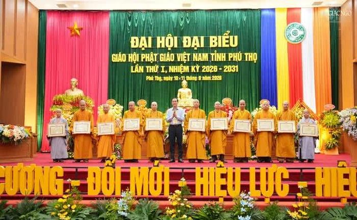 Các cá nhân nhận Bằng khen của Chủ tịch UBND tỉnh Phú Thọ ghi nhận những đóng góp trong công tác Phật sự tốt đạo đẹp đời