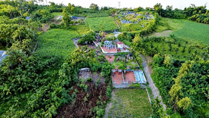 Nhiều nghĩa trang nhân dân được hình thành từ rất lâu về trước, trong bối cảnh đất đai còn rộng, dân cư thưa và việc quy hoạch nghĩa trang chưa được đặt ra như hiện nay. (Ảnh Hà Thắng).