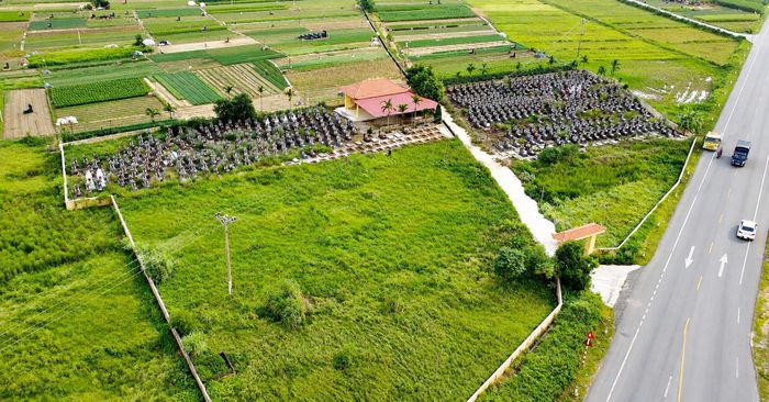 Quan tâm đến nghĩa trang làng là thể hiện cách chúng ta ứng xử với quá khứ trong quá trình xây dựng một cuộc sống ngày càng văn minh hơn. (Ảnh Văn Nhất).