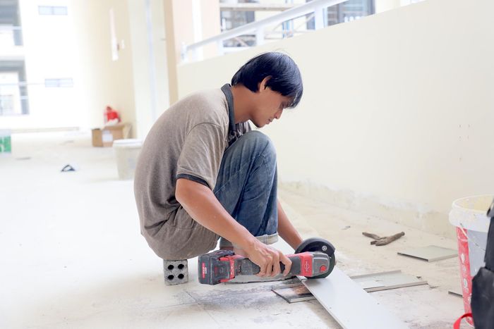 Những ngày nước rút, công nhân chia thành nhiều tốp, đồng loạt hoàn thiện từng khu vực bên trong các khối nhà.