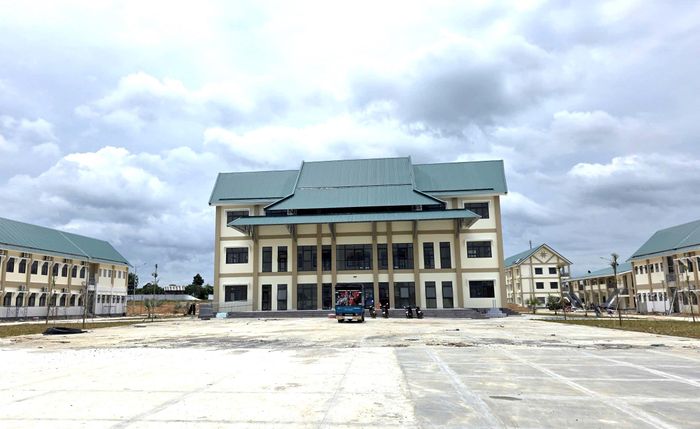 Dự án có tổng mức đầu tư 248 tỷ đồng, thực hiện trong giai đoạn 2025-2026. Trong đó, giai đoạn 1 được đầu tư hơn 158,6 tỷ đồng, gồm nhà hiệu bộ, khối tiểu học, khối THCS, nhà ăn, bếp, khu nội trú và các hạng mục phụ trợ.