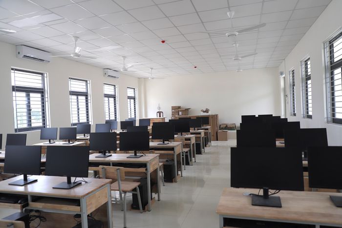 Phòng học bộ môn được trang bị hệ thống máy tính, bàn ghế và thiết bị phục vụ giảng dạy.