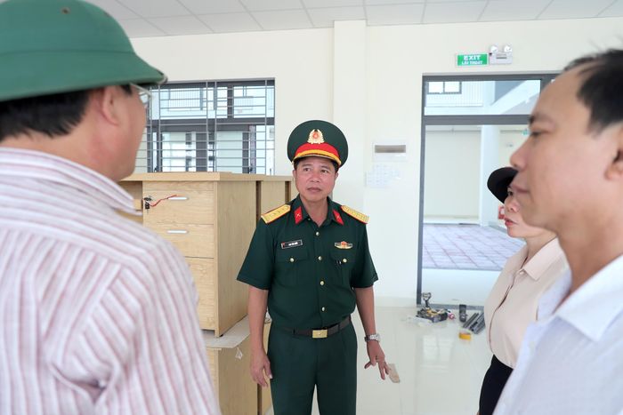 Đại tá Cao Văn Mười, Phó tham mưu trưởng Quân khu V cùng chủ đầu tư kiểm tra tiến độ, chất lượng thi công tại công trình. Đoàn kiểm tra yêu cầu các đơn vị tập trung nhân lực, máy móc, khẩn trương hoàn thiện những phần việc còn lại, bảo đảm chất lượng và an toàn.