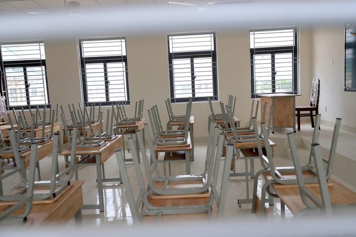 Bàn, ghế, bảng và màn hình chuyên dụng tại khối lớp học tiểu học đã được lắp đặt hoàn chỉnh.