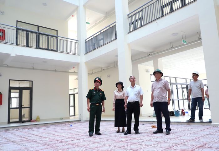 Ông Nguyễn Quốc Đồng, Giám đốc Ban Quản lý dự án đầu tư xây dựng công trình dân dụng và công nghiệp (thứ tư từ trái qua) cho biết: "Trường Phổ thông nội trú liên cấp Tiểu học và THCS Buôn Đôn là một trong những trường đầu tiên của tỉnh hoàn thành, đưa vào sử dụng để phục vụ học sinh trước thềm năm học mới 2026-2027".
