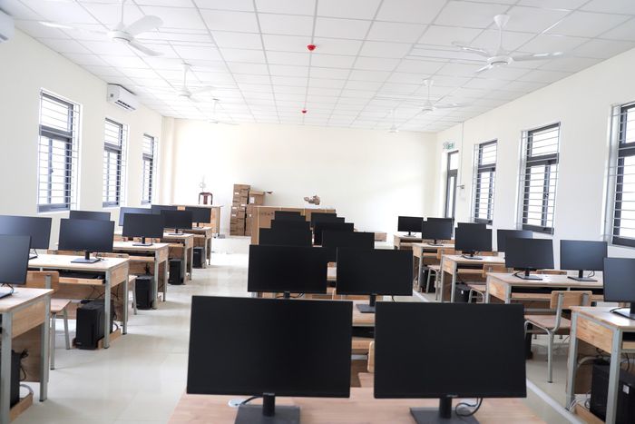 Theo ghi nhận của phóng viên Báo Xây dựng, tại công trường, nhiều tốp thợ đang sơn dặm, lắp đặt thiết bị, hoàn thiện đá hoa cương và vệ sinh từng khu vực. Khối lượng xây dựng giai đoạn 1 đã đạt khoảng 98%, đưa ngôi trường nội trú liên cấp đầu tiên của tỉnh Đắk Lắk tiến gần ngày về đích.