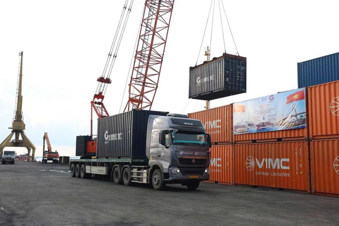 Các container hàng nông sản được xếp dỡ lên tàu M/V LI DA TONG 2 HAO. (Ảnh: CTV).
