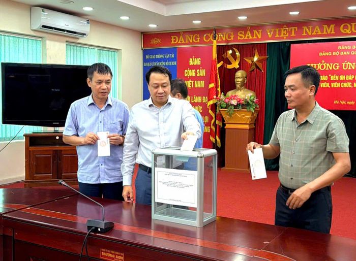 Đồng chí Vương Trọng Minh, Bí thư Đảng ủy, Giám đốc Ban QLDA đường Hồ Chí Minh (đứng giữa) cùng tập thể lãnh đạo đơn vị hưởng ứng phong trào “Đền ơn đáp nghĩa”, lan tỏa “văn hóa tri ân”.