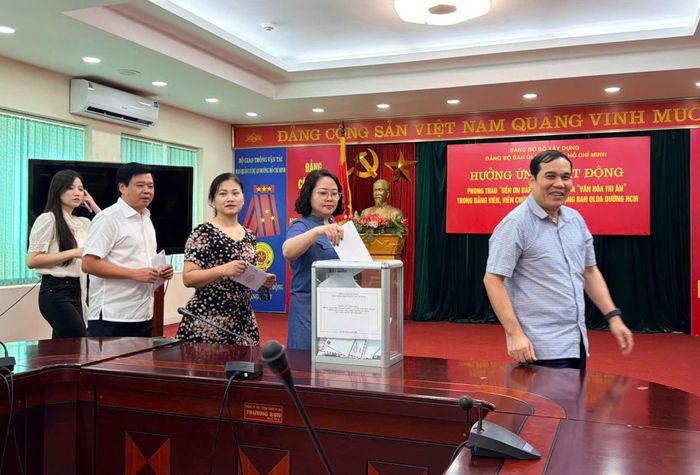 Hưởng ứng phong trào “Đền ơn đáp nghĩa”, tập thể lãnh đạo, viên chức và người lao động Ban QLDA đường Hồ Chí Minh đã tích cực đóng góp, tối thiểu 1 ngày lương/người, góp phần lan tỏa nghĩa tình và đưa “văn hóa tri ân” trở thành hành động thiết thực, thường xuyên.