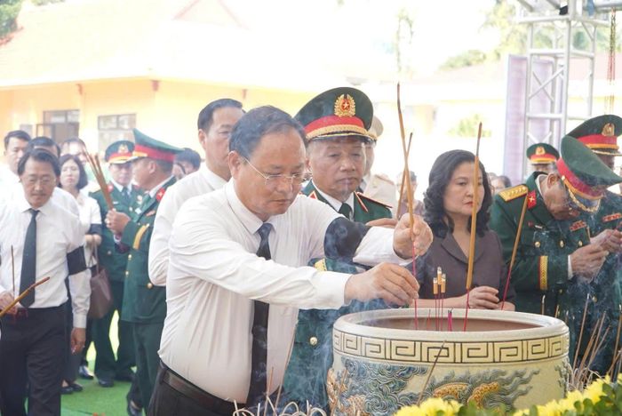 Lãnh đạo tỉnh Lai Châu thắp hương tưởng niệm, đời đời khắc ghi công lao 47 liệt sĩ Trung đoàn 148 đã hy sinh vì đất nước.
