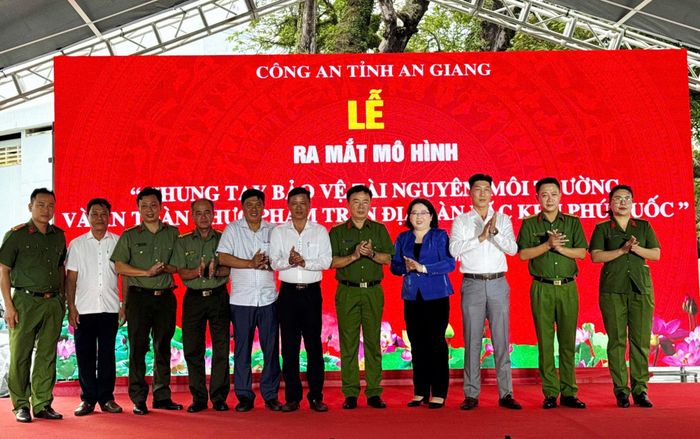 Ra mắt Ban chỉ đạo mô hình "Chung tay bảo vệ tài nguyên, môi trường và an toàn thực phẩm" tại đặc khu Phú Quốc, tỉnh An Giang.