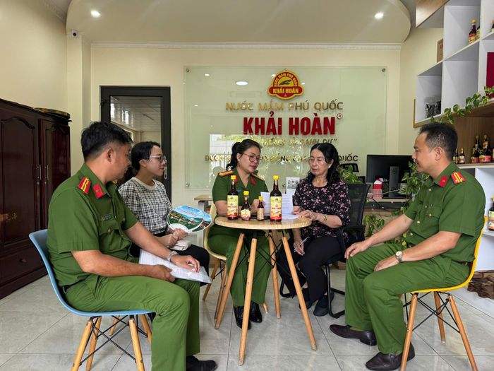 Thành viên Ban chỉ đạo mô hình làm việc với đại diện các doanh nghiệp trên địa bàn, yêu cầu ký cam kết thực hiện bảo vệ tài nguyên, môi trường, sử dụng thực phẩm sạch, an toàn.