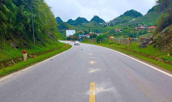 Một đoạn quốc lộ 6 đã được lắp đặt đinh phản quang năng lượng mặt trời, tăng khả năng quan sát ban đêm.