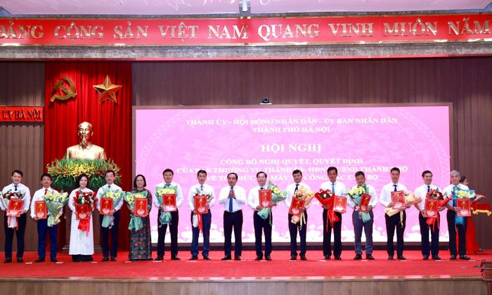 Bí thư Thành ủy Hà Nội Trần Đức Thắng trao các Quyết định cho các cán bộ nhận nhiệm vụ mới. (Ảnh: Thành Thái).