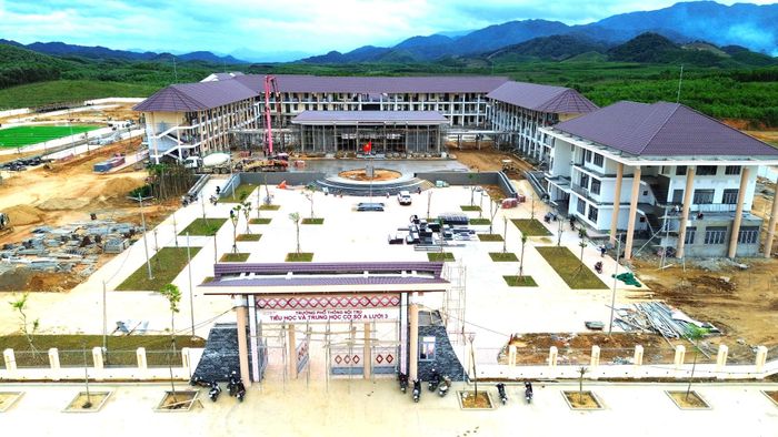 Theo ghi nhận của phóng viên Báo Xây dựng, khối nhà điều hành, khối nhà bếp ăn, nhà công vụ giáo viên, nhà đa năng và các khối phòng học THCS, tiểu học, nhà học bộ môn cơ bản hoàn thành các hạng mục chính.