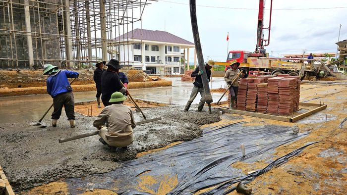 Tuy nhiên, để đẩy nhanh tiến độ, mỗi ngày nhà thầu phải huy động gần 340 công nhân, chia làm 17 tổ thợ làm việc liên tục, tránh chồng chéo công việc.