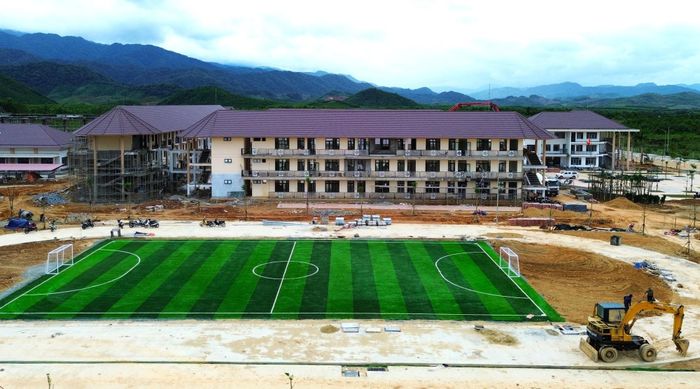 Theo ông Vũ Thế Anh, trang thiết bị dạy học cho Trường phổ thông nội trú liên cấp tiểu học và trung học cơ sở tại xã A Lưới 3 đã được đầu tư đồng bộ. Sau khi hoàn thành hạng mục chính sẽ cho dọn dẹp vệ sinh, sau đó lắp đặt để học sinh sẵn sàng vào năm học mới 2026 - 2027.