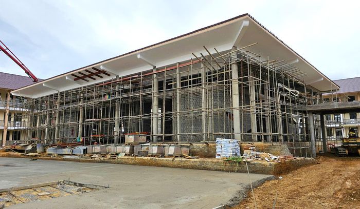 Ông Vũ Thế Anh, Phó giám đốc Công ty Cổ phần Đầu tư và xây lắp Thành An 386 (Binh đoàn 11) cho biết, dự án Trường phổ thông nội trú liên cấp tiểu học và trung học cơ sở tại xã A Lưới 3 được khởi công cuối tháng 8/2025, nhưng đến tháng 10/2025 mới triển khai thi công. Lúc này, gặp mùa mưa nên việc thi công, tập kết vật liệu và huy động công nhân gặp rất nhiều khó khăn.