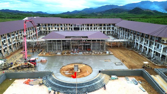 Tại hiện trường, nhà thầu đang tập trung hoàn thiện các hạng mục tô trát, lắp đặt hệ thống điện, hệ thống cửa và hoàn thiện hệ thống sân vườn. Đặc biệt, chủ đầu tư, nhà thầu đang đẩy nhanh tiến độ khối nhà thư viện để kịp bàn giao đưa vào sử dụng.