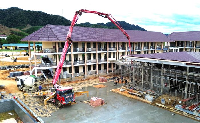 Ông Hà Xuân Duy, Giám sát Ban QLDA Đầu tư xây dựng và Phát triển đô thị TP Huế thông tin, dự án xây mới Trường phổ thông nội trú liên cấp tiểu học và trung học cơ sở xã A Lưới 3, có tổng mức đầu tư hơn 178 tỷ đồng. Công trình xây dựng trên diện tích 4,866ha, đáp ứng quy mô học tập cho 1.085 học sinh và 160 học sinh nội trú.