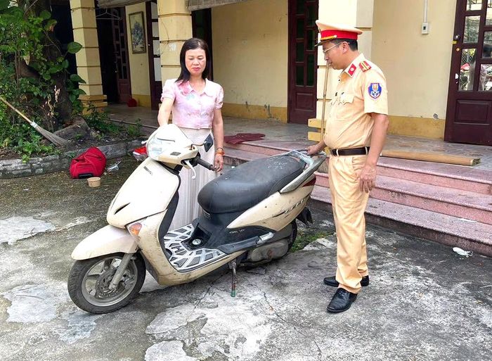 Bà Phạm Thị Q (SN 1970, trú tại thôn Cẩm Trung, xã Xuân Cẩm) được lực lượng CSGT trao trả lại chiếc xe bị mất 8 năm trước.