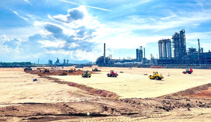 Tiến độ san nền đang được triển khai gấp rút vì thời gian còn lại không nhiều, song bất cập hiện nay là các mỏ đất chưa hoàn thành công tác bồi thường, giải phóng mặt bằng.