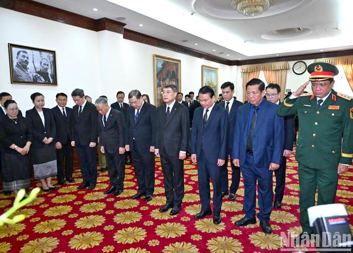 Thủ tướng Lê Minh Hưng cùng các thành viên Đoàn Chính phủ Việt Nam, trong đó có Bộ trưởng Bộ Xây dựng Trần Hồng Minh, viếng đồng chí Saysomphone Phomvihane. (Ảnh: Báo Nhân Dân).