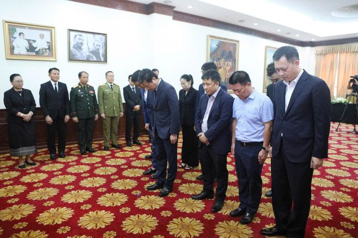 Đoàn Bộ Xây dựng do Thứ trưởng Nguyễn Tường Văn dẫn đầu đến viếng đồng chí Saysomphone Phomvihane.